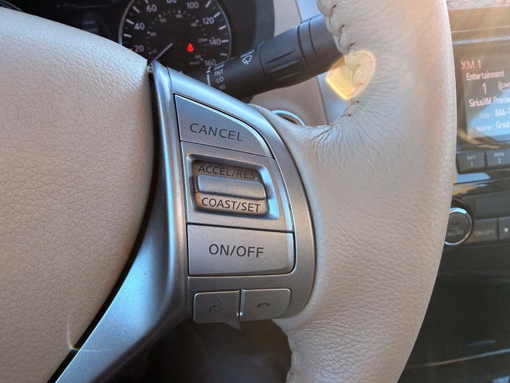 Nissan Altima Vehicle Full-screen Gallery Image 12