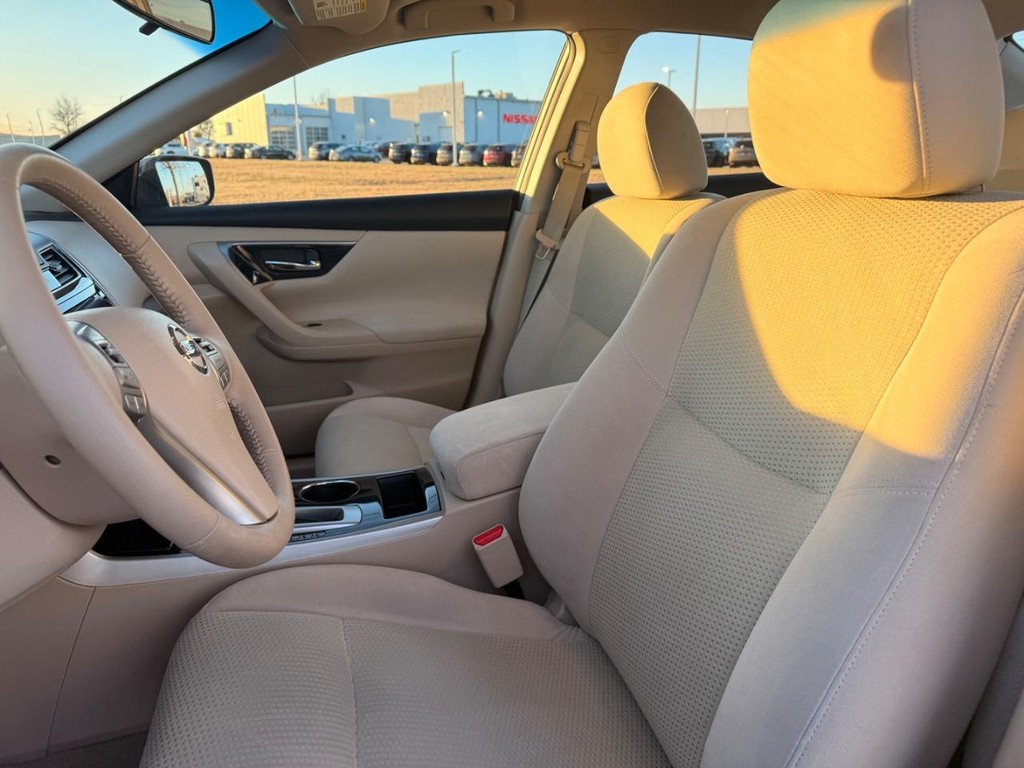 Nissan Altima Vehicle Full-screen Gallery Image 14