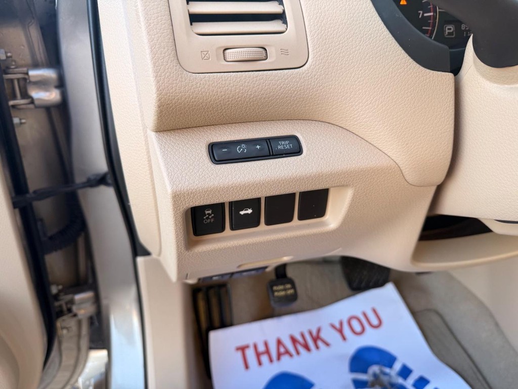 Nissan Altima Vehicle Full-screen Gallery Image 15