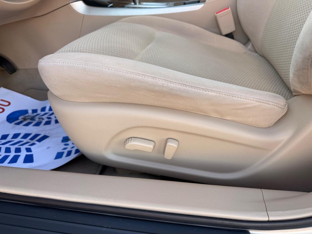 Nissan Altima Vehicle Full-screen Gallery Image 16