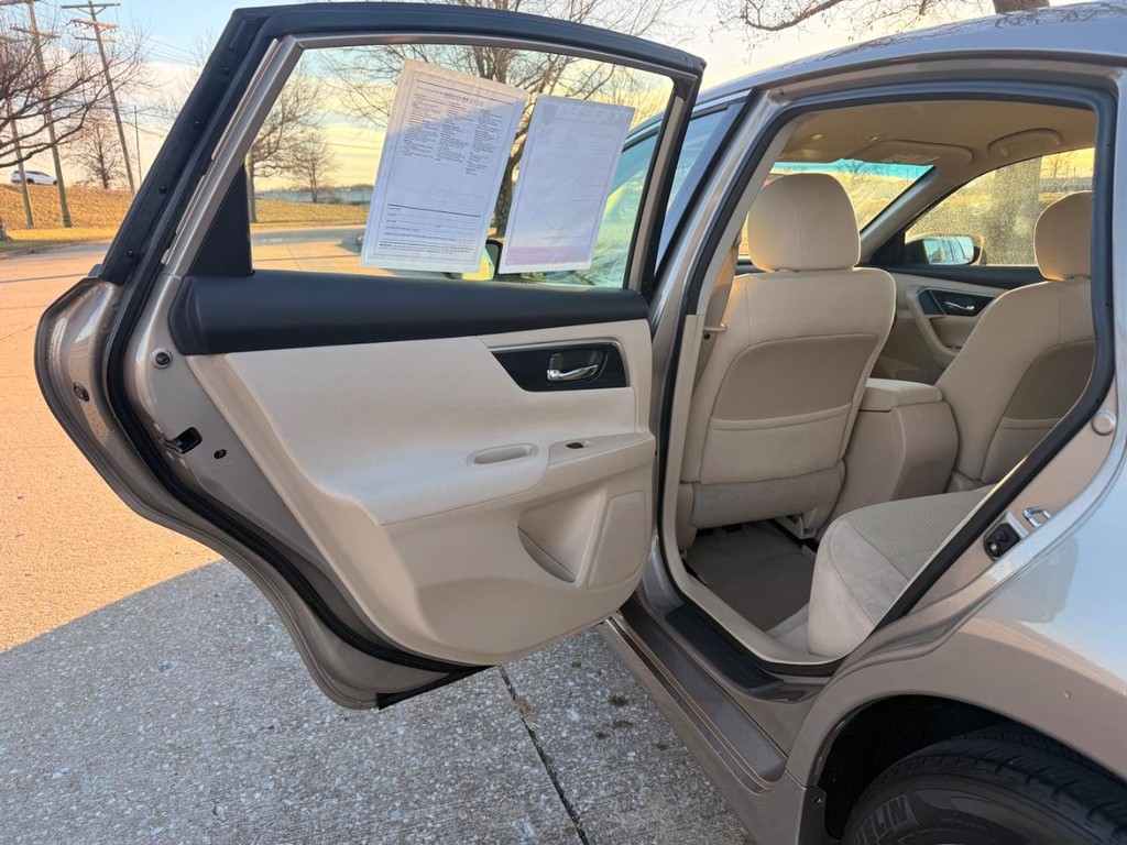 Nissan Altima Vehicle Full-screen Gallery Image 19