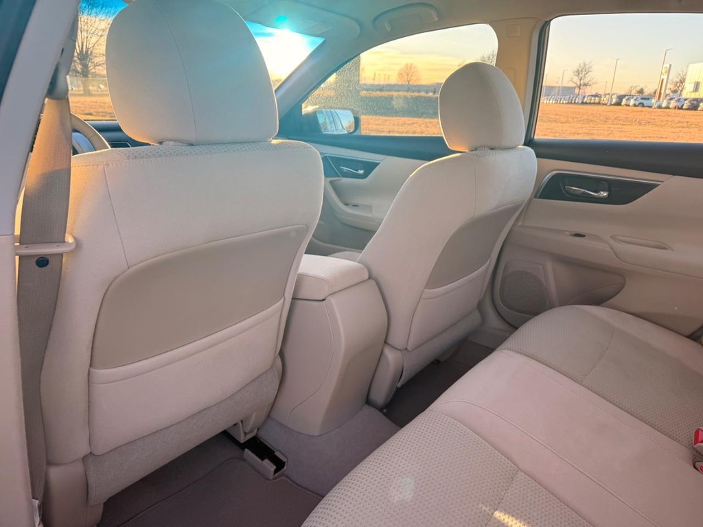 Nissan Altima Vehicle Full-screen Gallery Image 20