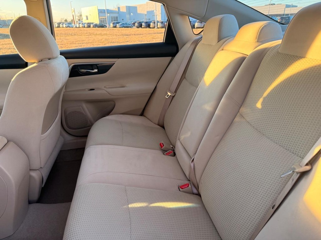 Nissan Altima Vehicle Full-screen Gallery Image 22