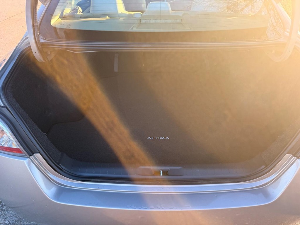 Nissan Altima Vehicle Full-screen Gallery Image 23