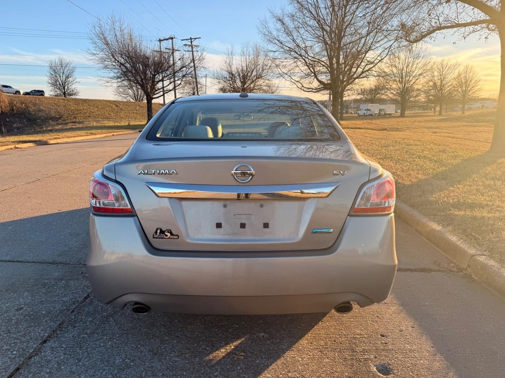 Nissan Altima Vehicle Full-screen Gallery Image 24