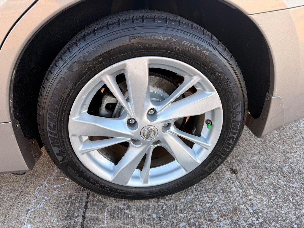 Nissan Altima Vehicle Full-screen Gallery Image 25