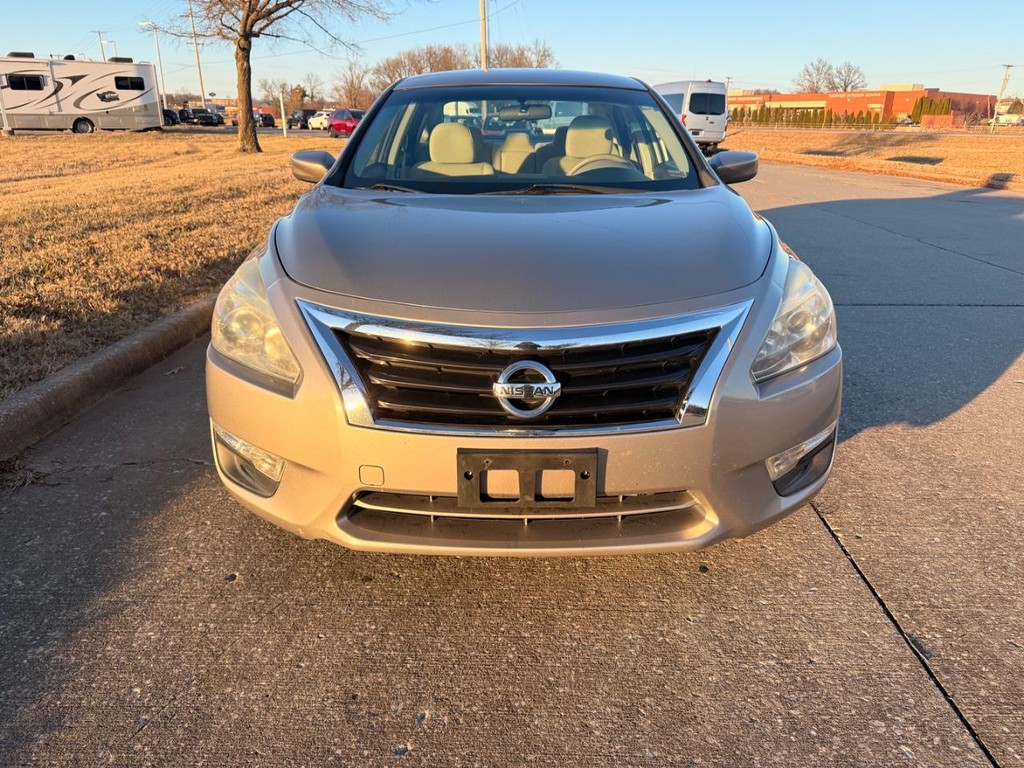 Nissan Altima Vehicle Full-screen Gallery Image 26