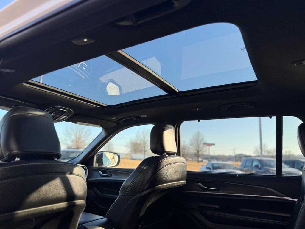 Jeep Grand Cherokee L Vehicle Full-screen Gallery Image 02