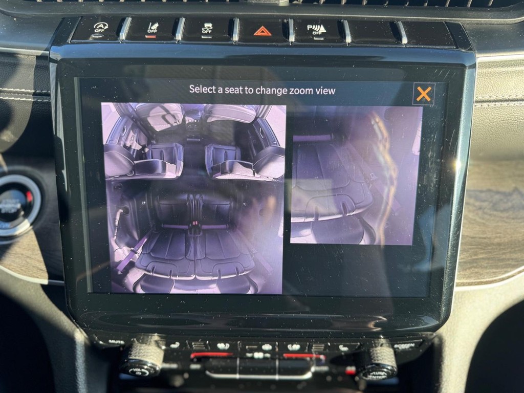 Jeep Grand Cherokee L Vehicle Full-screen Gallery Image 03