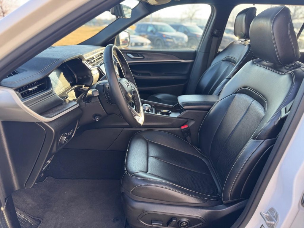 Jeep Grand Cherokee L Vehicle Full-screen Gallery Image 05