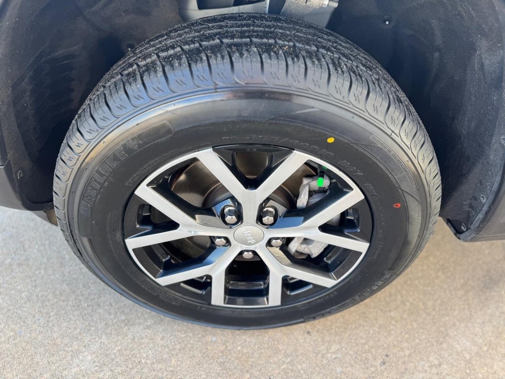 Jeep Grand Cherokee L Vehicle Full-screen Gallery Image 07