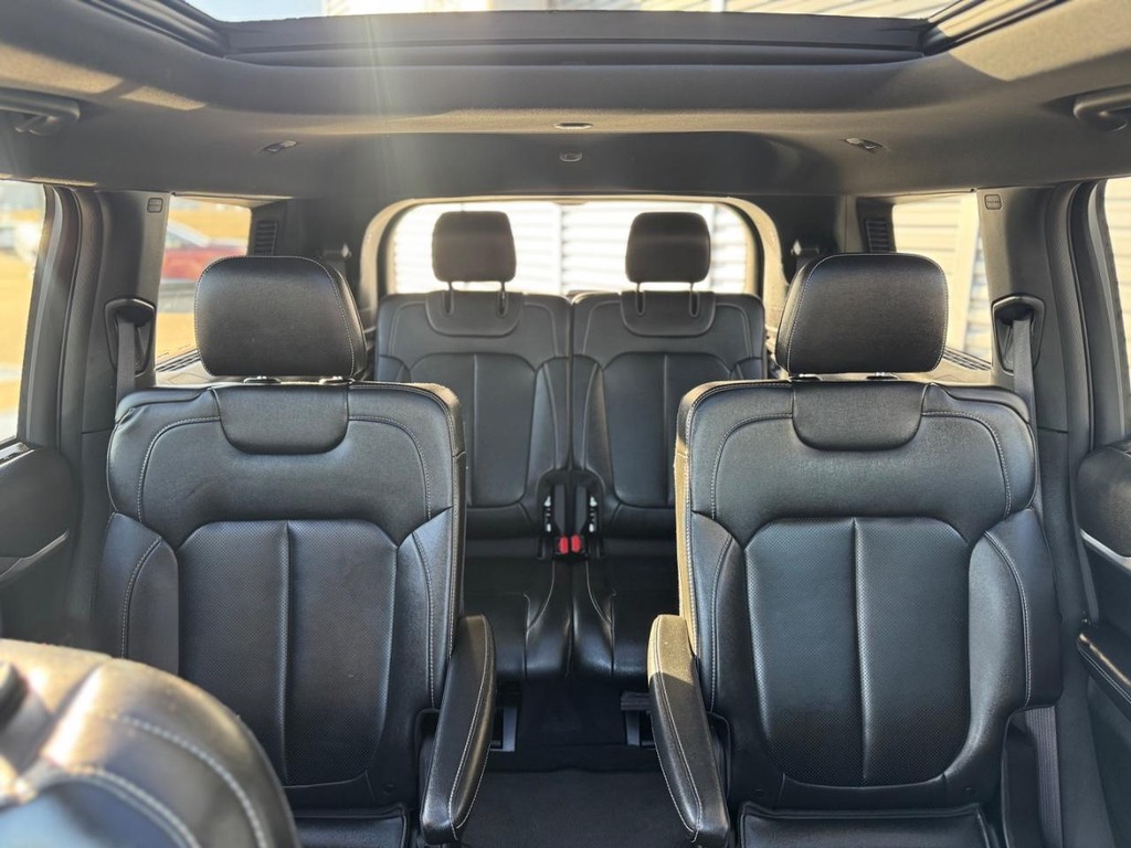 Jeep Grand Cherokee L Vehicle Full-screen Gallery Image 10