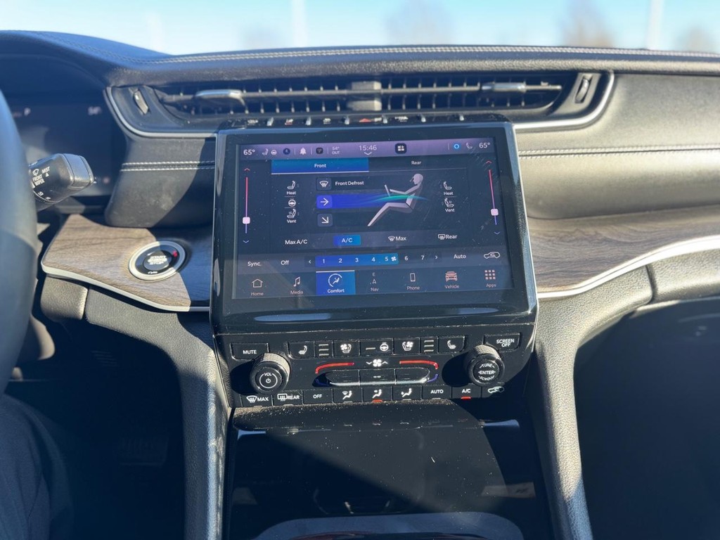 Jeep Grand Cherokee L Vehicle Full-screen Gallery Image 14