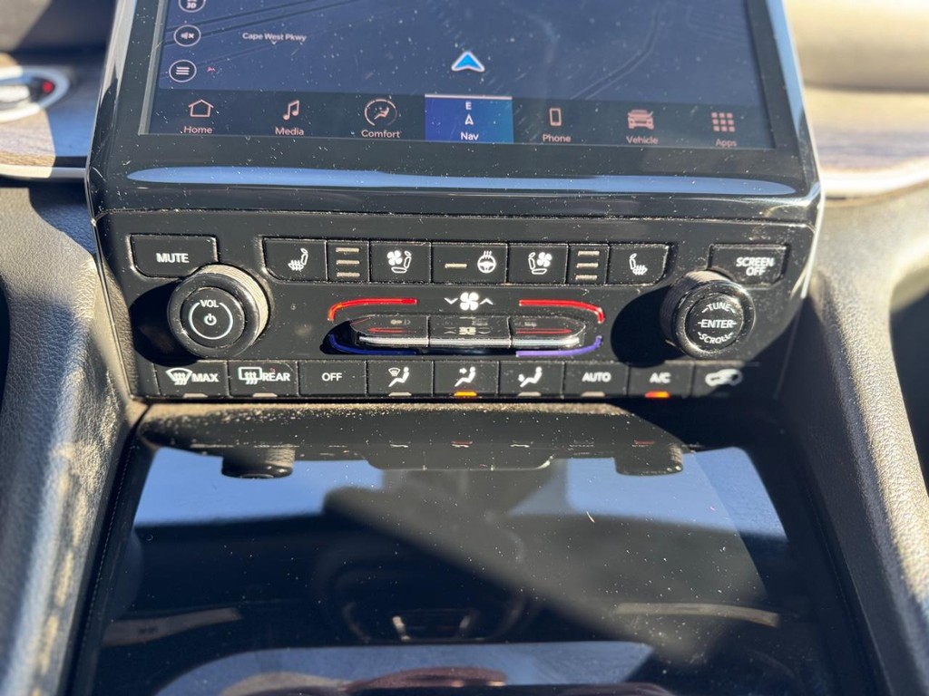 Jeep Grand Cherokee L Vehicle Full-screen Gallery Image 16