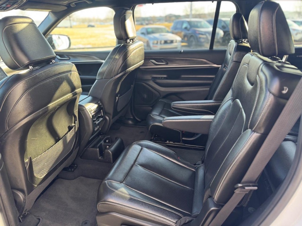 Jeep Grand Cherokee L Vehicle Full-screen Gallery Image 18