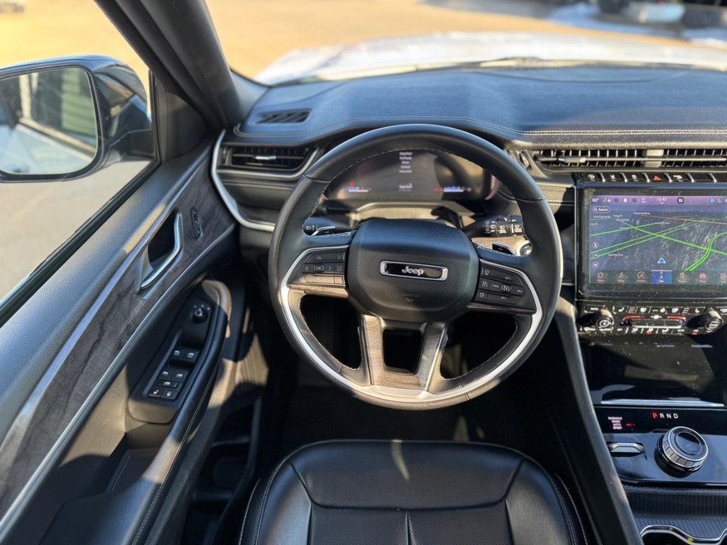 Jeep Grand Cherokee L Vehicle Full-screen Gallery Image 20