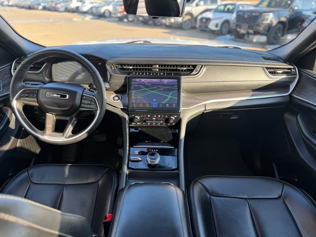 Jeep Grand Cherokee L Vehicle Full-screen Gallery Image 21