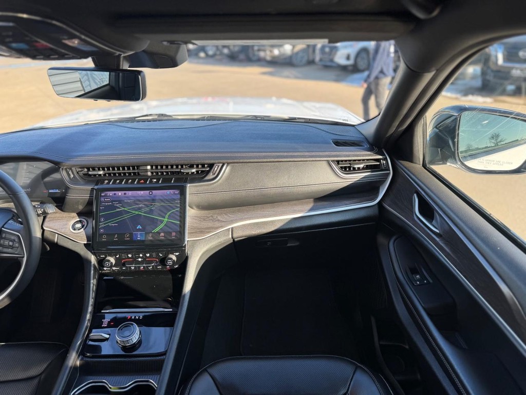 Jeep Grand Cherokee L Vehicle Full-screen Gallery Image 22