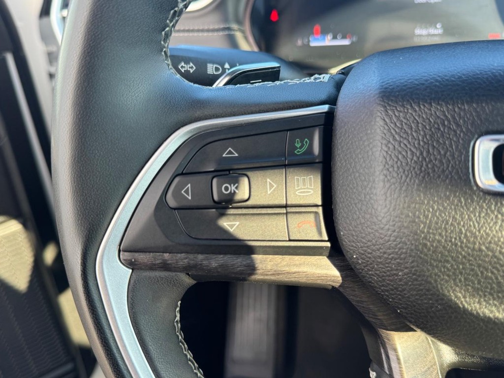 Jeep Grand Cherokee L Vehicle Full-screen Gallery Image 23