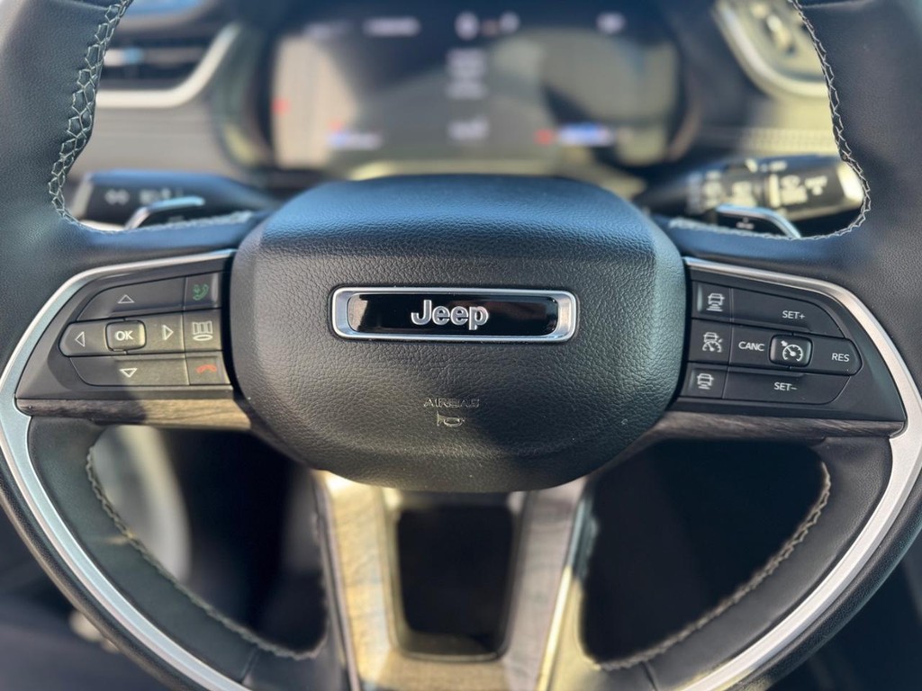 Jeep Grand Cherokee L Vehicle Full-screen Gallery Image 24