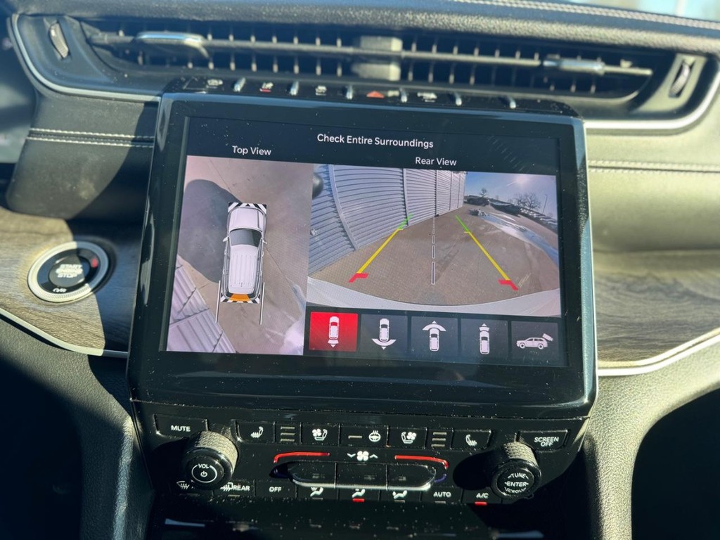 Jeep Grand Cherokee L Vehicle Full-screen Gallery Image 29