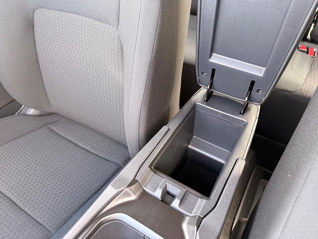 Nissan Kicks Vehicle Full-screen Gallery Image 03