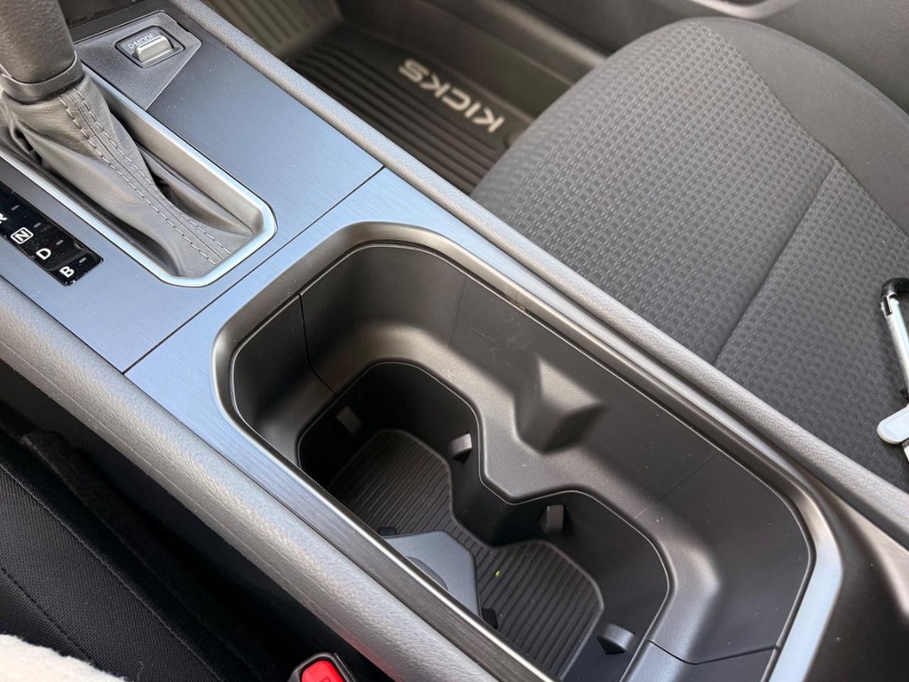 Nissan Kicks Vehicle Full-screen Gallery Image 04