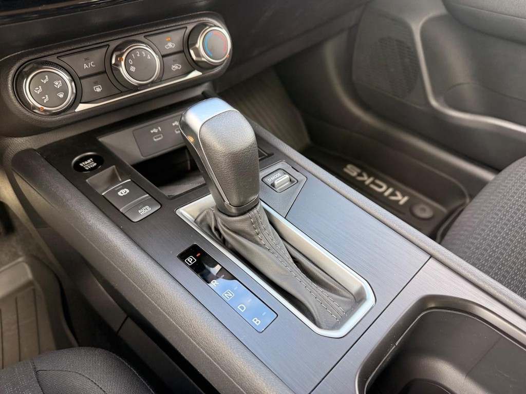 Nissan Kicks Vehicle Full-screen Gallery Image 05