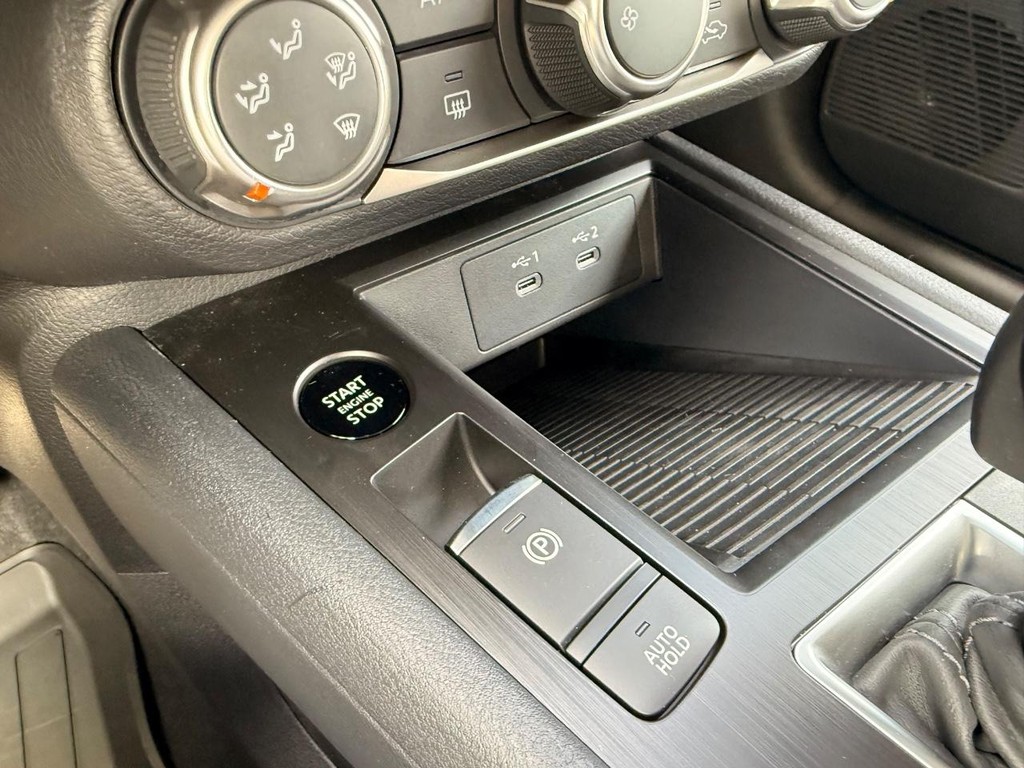 Nissan Kicks Vehicle Full-screen Gallery Image 06