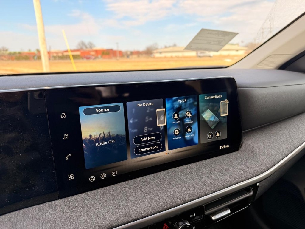 Nissan Kicks Vehicle Full-screen Gallery Image 08