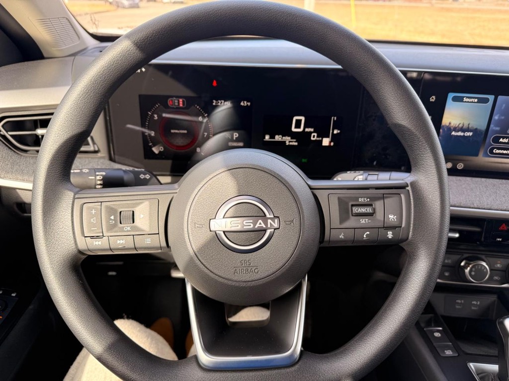 Nissan Kicks Vehicle Full-screen Gallery Image 12