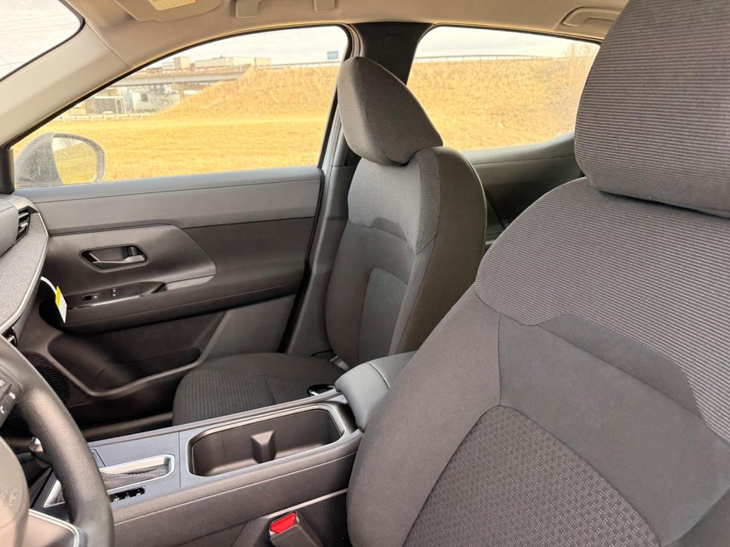 Nissan Kicks Vehicle Full-screen Gallery Image 13