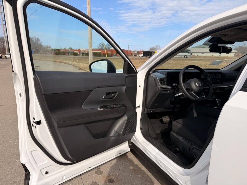 Nissan Kicks Vehicle Full-screen Gallery Image 14