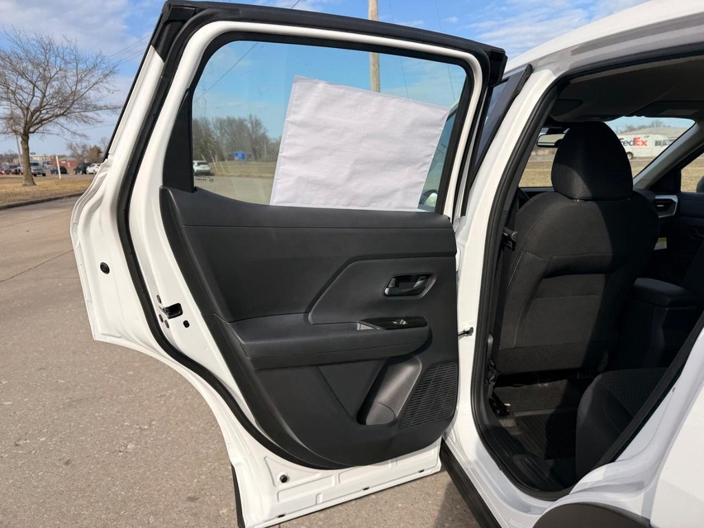 Nissan Kicks Vehicle Full-screen Gallery Image 15