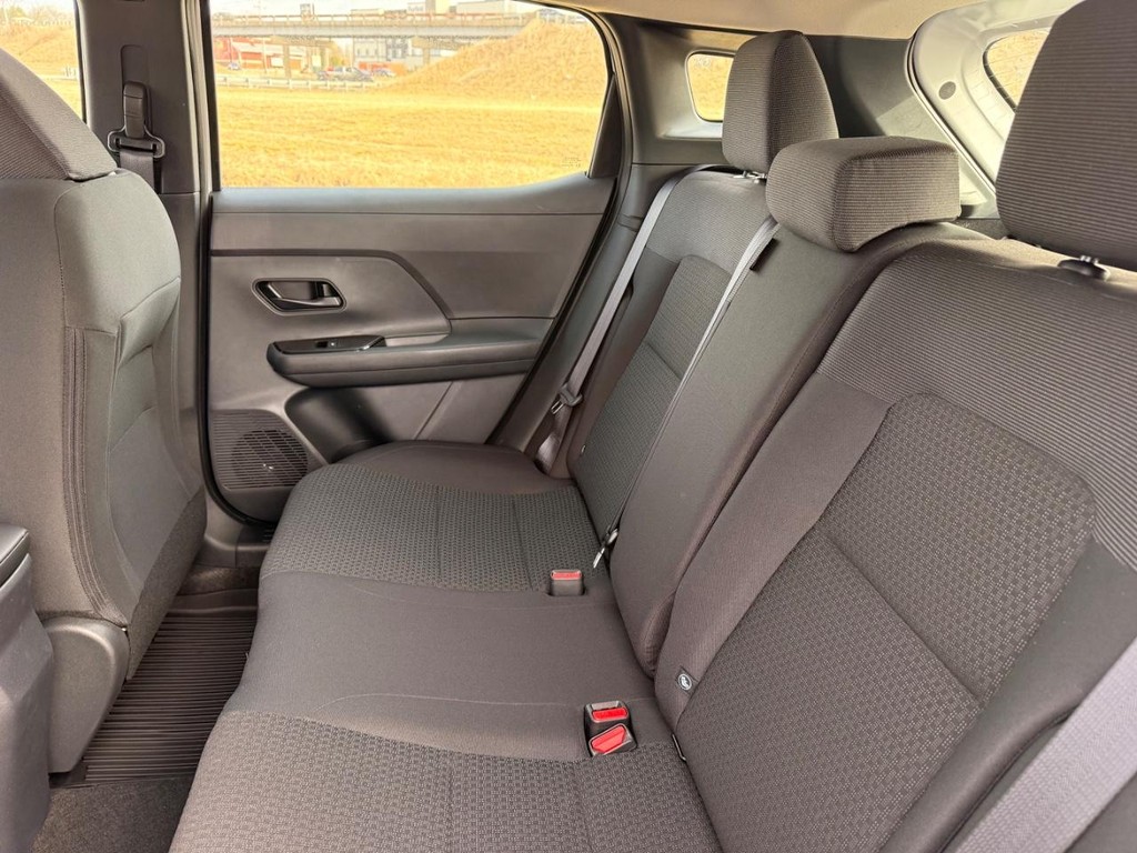 Nissan Kicks Vehicle Full-screen Gallery Image 17