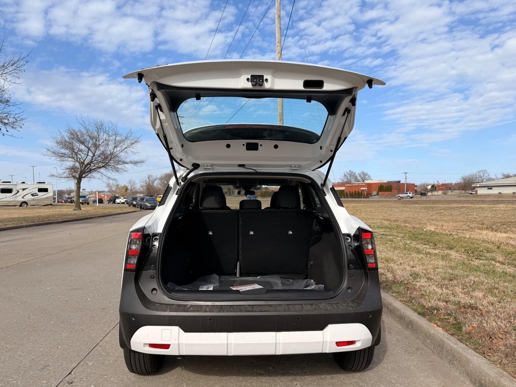 Nissan Kicks Vehicle Full-screen Gallery Image 18