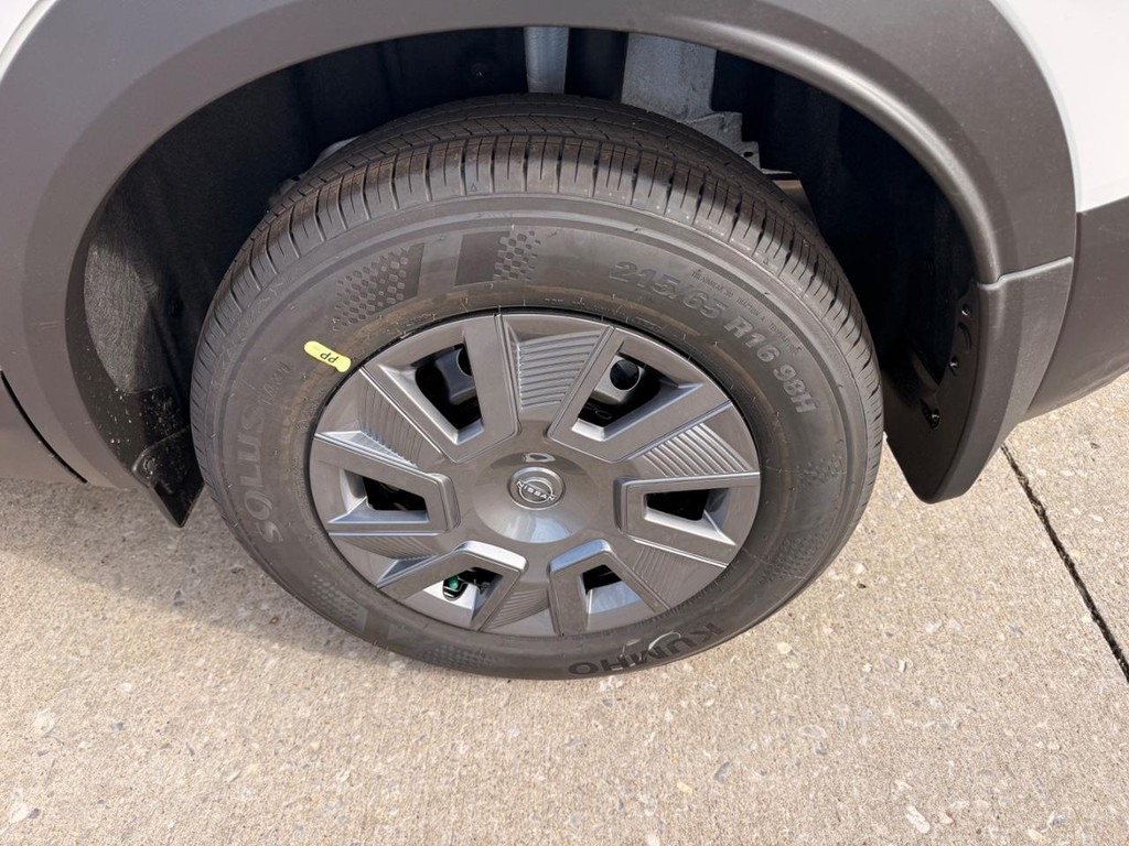 Nissan Kicks Vehicle Full-screen Gallery Image 20