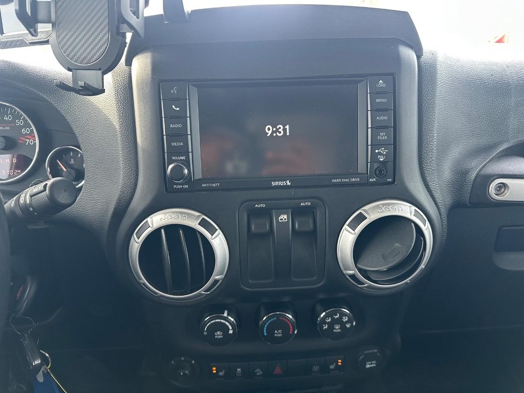 Jeep Wrangler Vehicle Full-screen Gallery Image 03