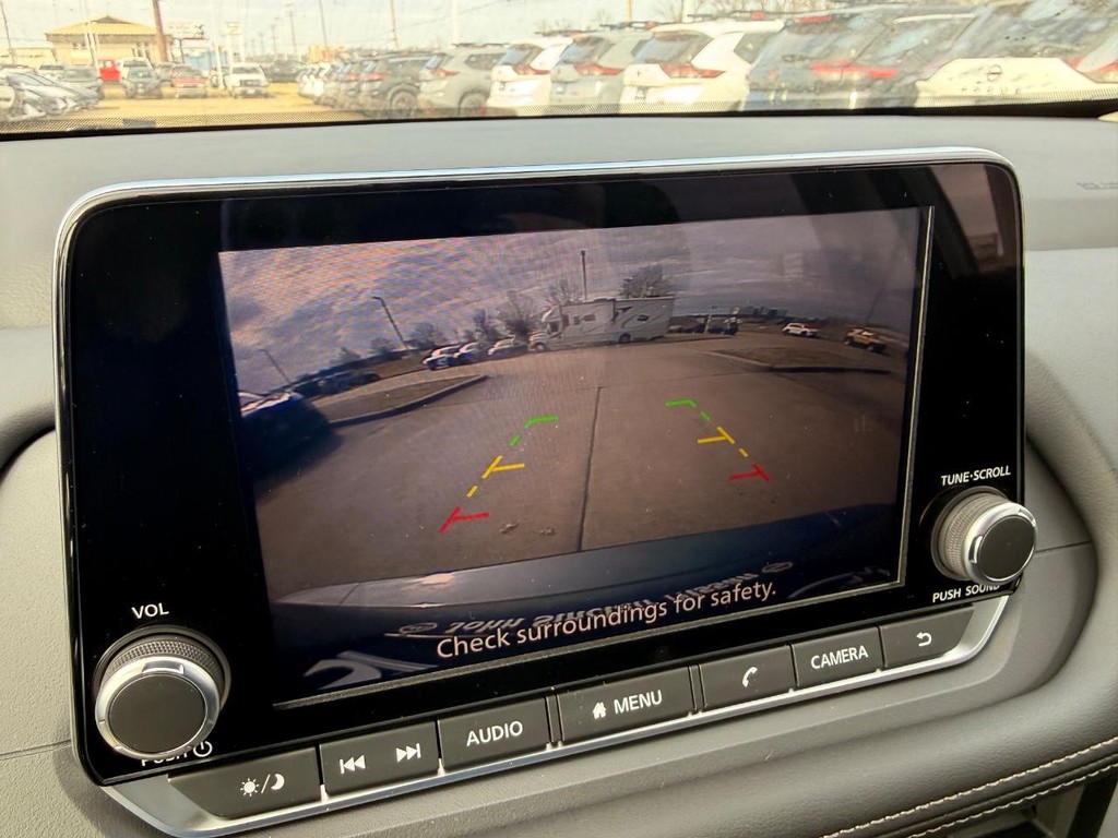 Nissan Rogue Vehicle Full-screen Gallery Image 02