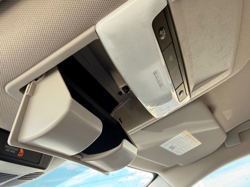 Nissan Rogue Vehicle Full-screen Gallery Image 03