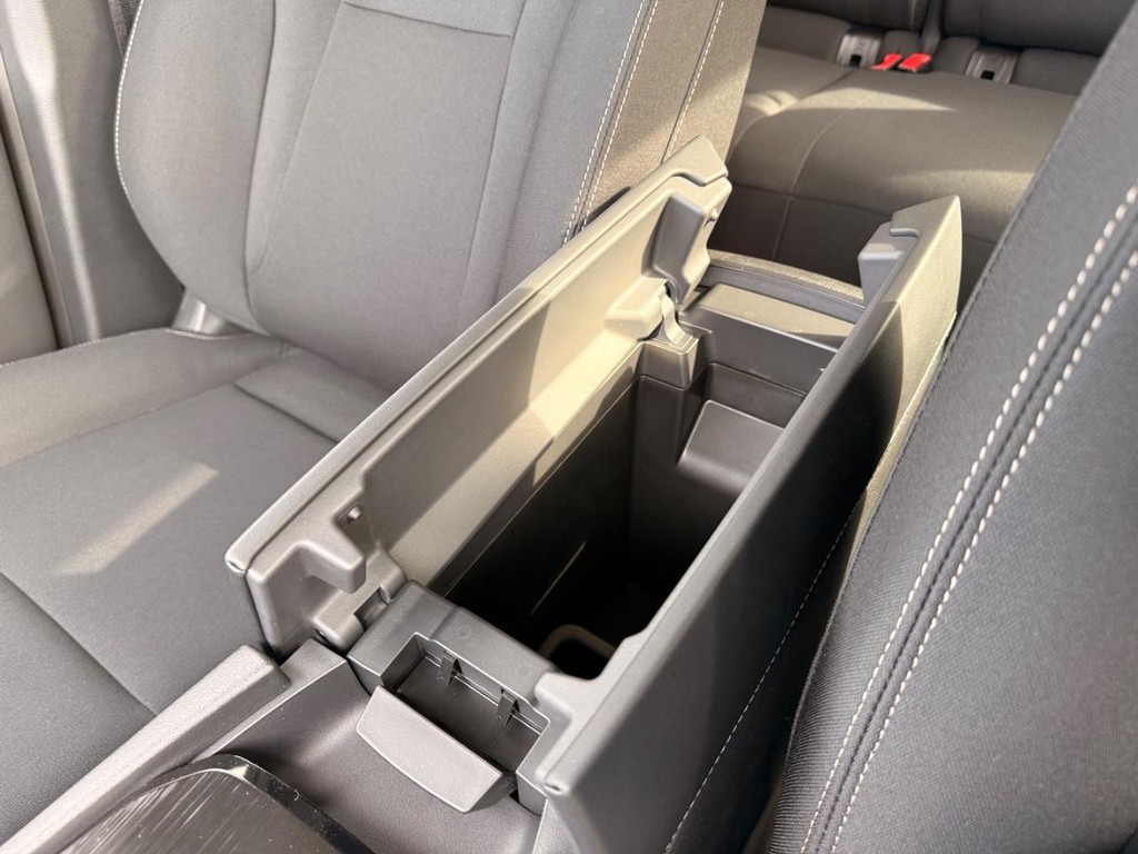 Nissan Rogue Vehicle Full-screen Gallery Image 04