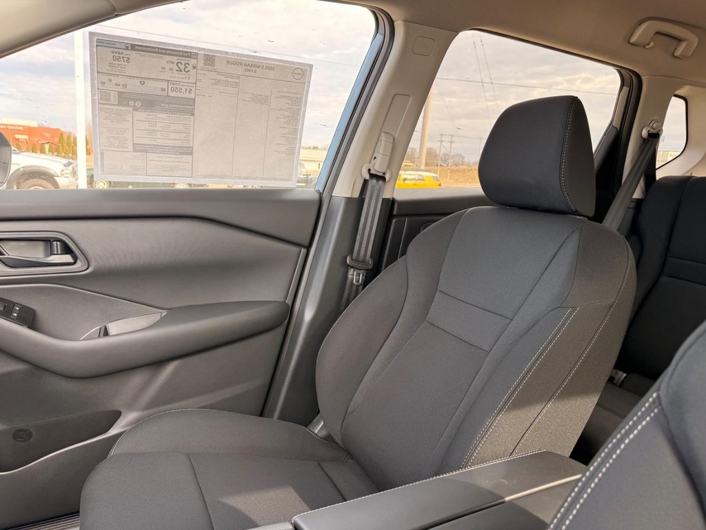 Nissan Rogue Vehicle Full-screen Gallery Image 05