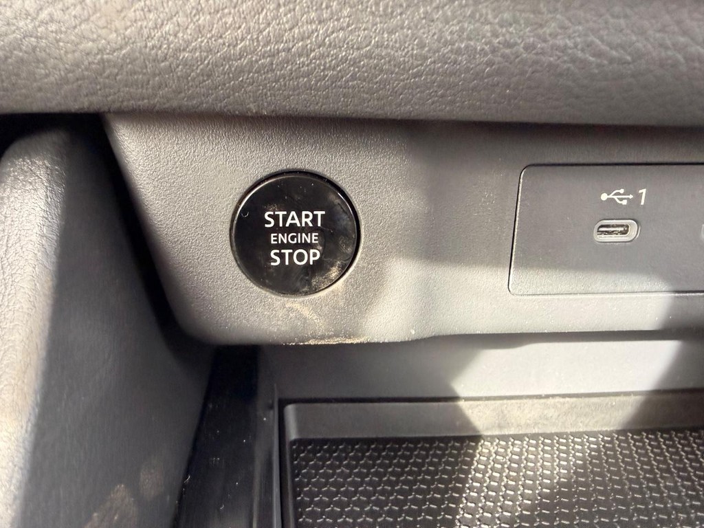 Nissan Rogue Vehicle Full-screen Gallery Image 06