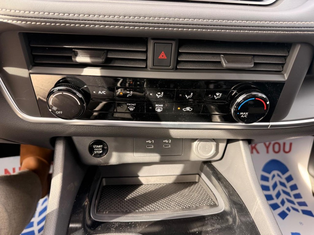 Nissan Rogue Vehicle Full-screen Gallery Image 08