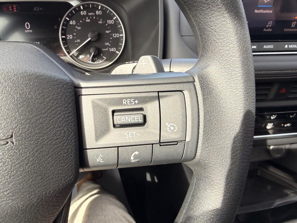 Nissan Rogue Vehicle Full-screen Gallery Image 12