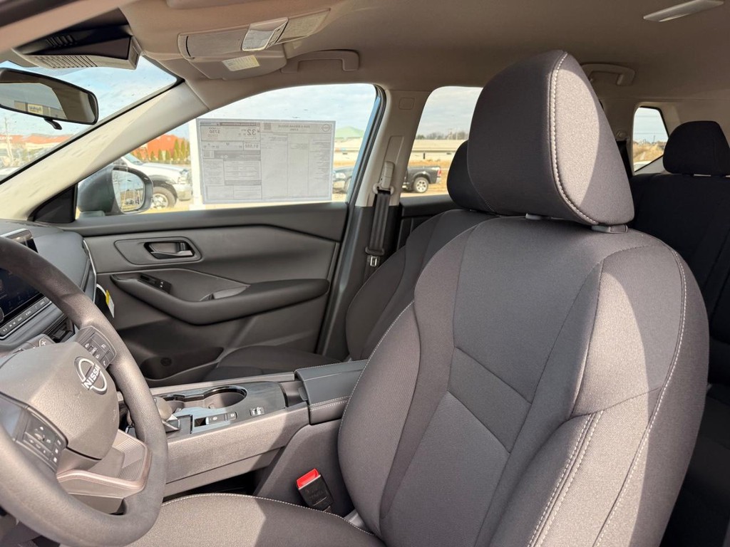 Nissan Rogue Vehicle Full-screen Gallery Image 14