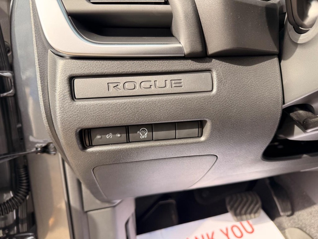 Nissan Rogue Vehicle Full-screen Gallery Image 15