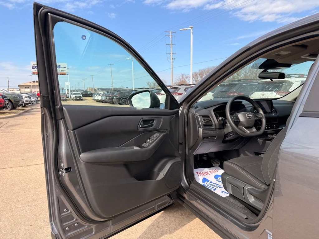 Nissan Rogue Vehicle Full-screen Gallery Image 16