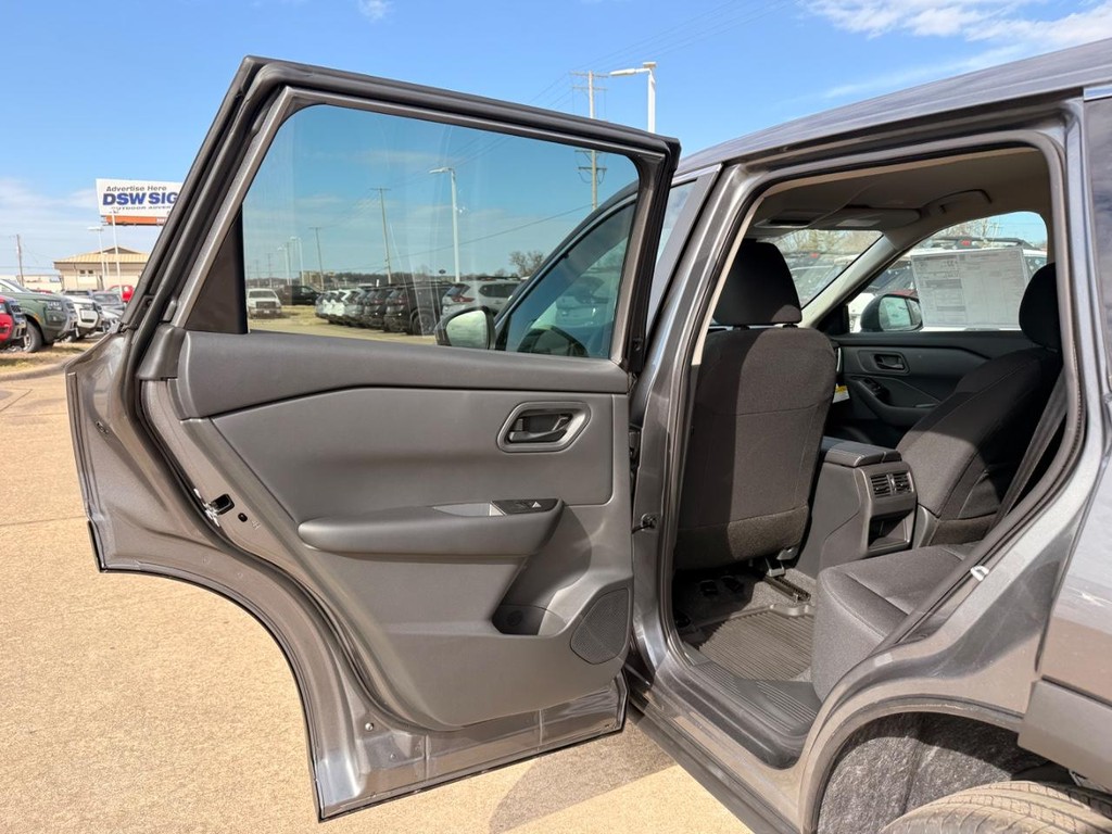 Nissan Rogue Vehicle Full-screen Gallery Image 17