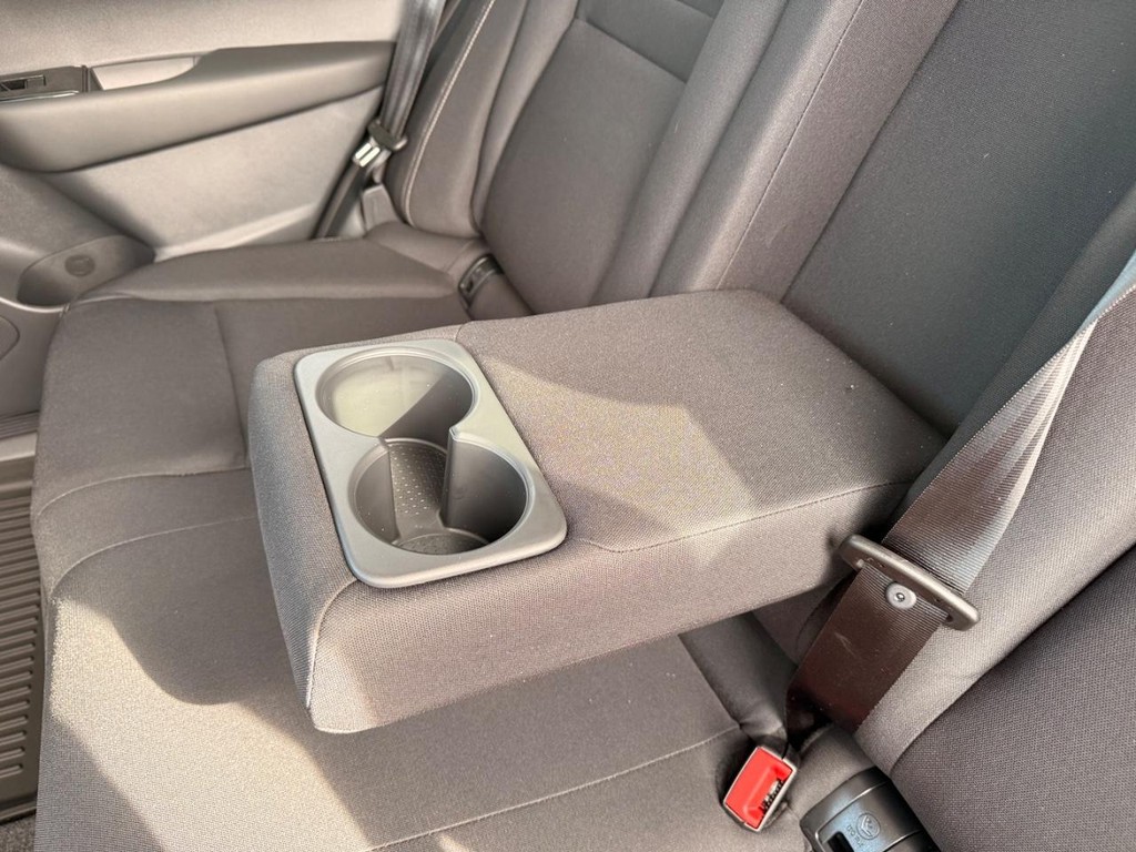 Nissan Rogue Vehicle Full-screen Gallery Image 18